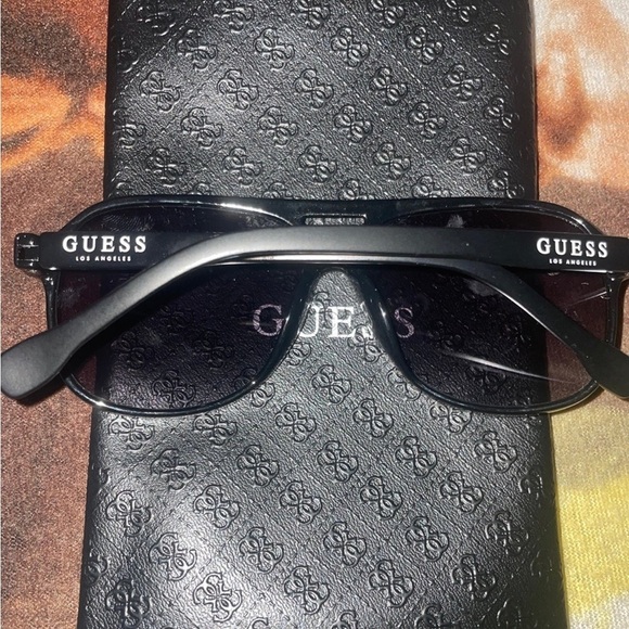 New Guess Aviators Sunglasses Travel Bag With Manual Original Unisex. - Picture 2 of 12